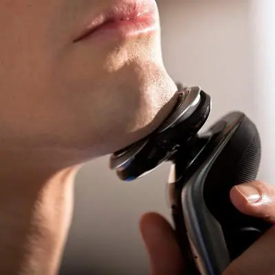 cómo afeitarse con máquina eléctrica rotativa