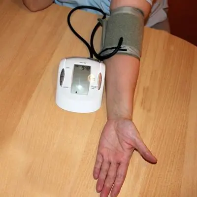como medir a tensão arterial com um monitor de tensão arterial