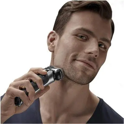 afeitado con maquina de afeitar de laminas