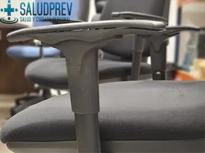 Reposabrazos en una silla ergonómica